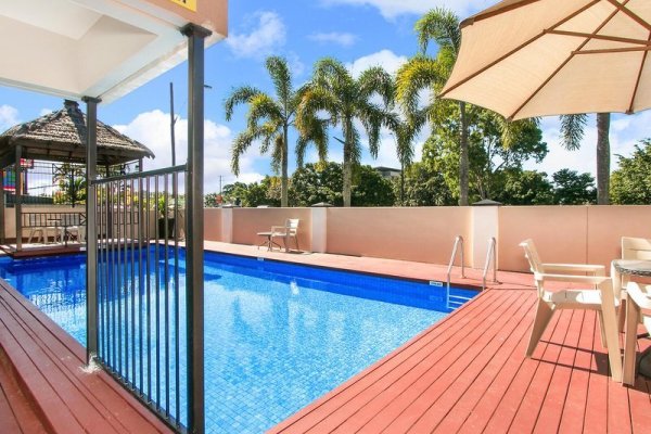 Cairns City Palms