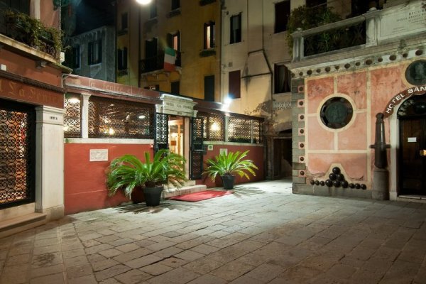 La Fenice et Des Artistes