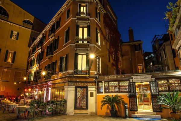 La Fenice et Des Artistes