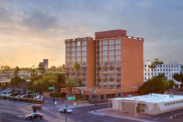 Holiday Inn Express & Suites Phoenix  Midtown