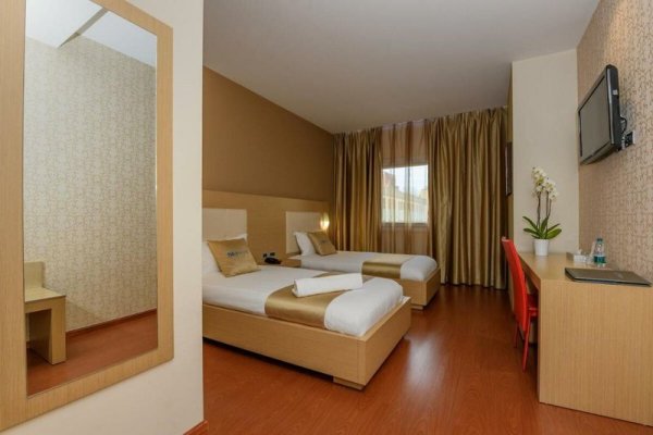 Sky 2 Hotel