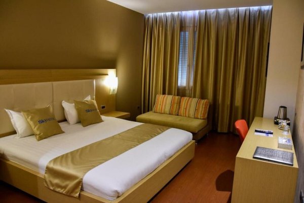 Sky 2 Hotel