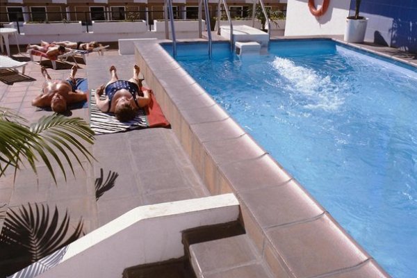Park Plaza & Tropical