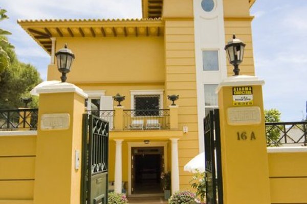 BYPILLOW Villa Lorena