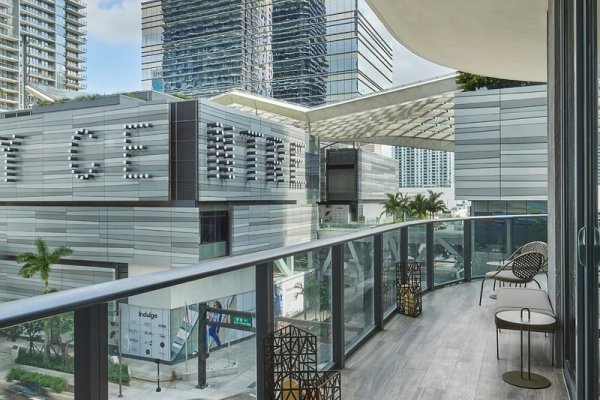 SLS LUX Brickell