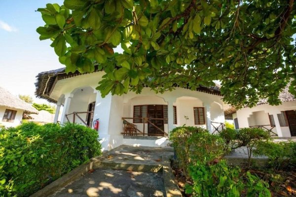 Zanzinite Beach Spa Hotel