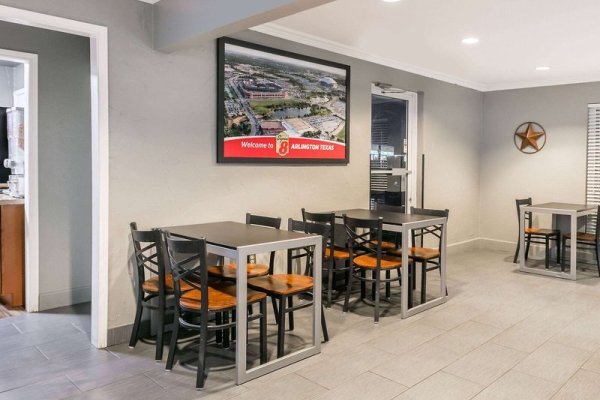 Super 8 Arlington SW