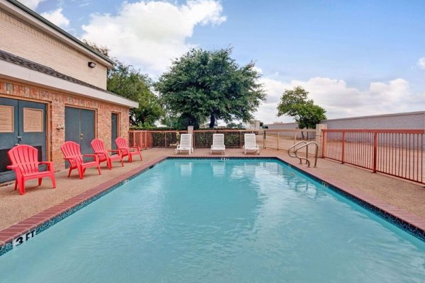 Super 8 Arlington SW