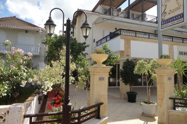 Montes Studios & Apartments