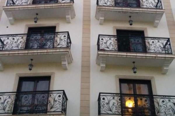 Lakis Court