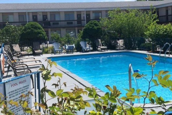 Niagara Lodge & Suites