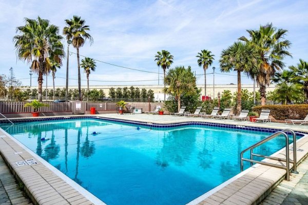 Ramada Lakeland Hotel