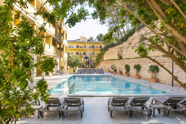 Flor Los Almendros Apartments