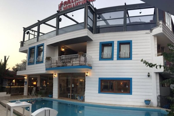 Palmyra Hotel & Sky Lounge