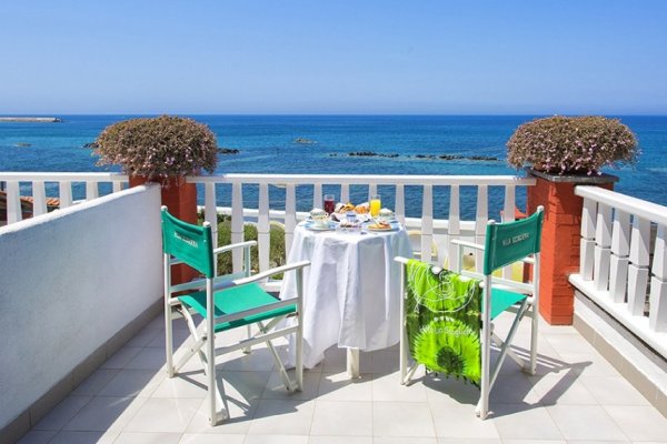 Ischia: La Scogliera 4* - Pláž
