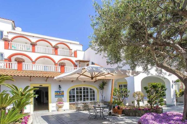 Ischia: La Scogliera 4* - Pláž