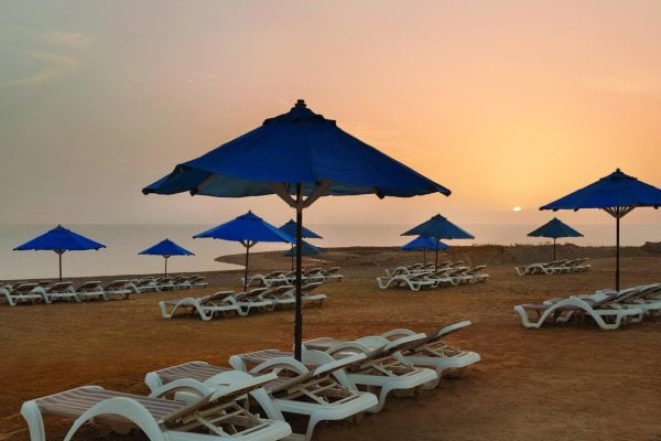 Jordánsko, Mŕtve more: Ramada Resort Dead Sea 4* - Pláž