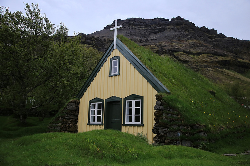Kostol Hofskirkja s trávnatou strechou