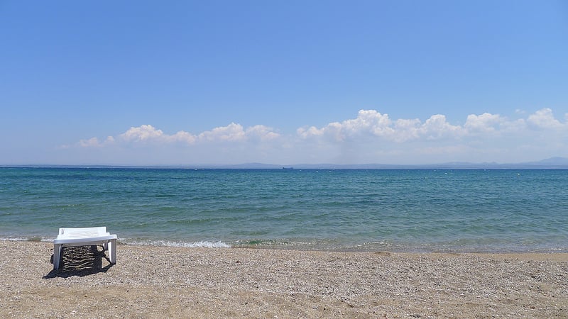 Mierny vstup na pláži Marmara