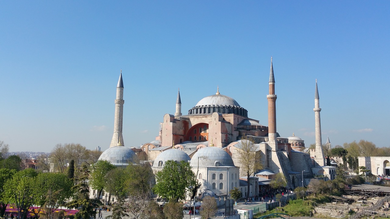 Jedna z najznámejších sakrálnych stavieb na svete – Hagia Sofia



Sulejmanova mešita

Süleymaniye Camii, ako jej Turci hovoria, je krásna mešita vystavaná na mestskom kopci podľa návrhu architekta Mimar Sinana. Dominantnú stavbu dal postaviť Sulejman Nádherný v 16. storočí. Stavba má štyri minarety a uzatvára ju druhá najväčšia kupola na svete s výškou neuveriteľných 53 metrov. Je súčasťou komplexu s ďalšími stavbami ako nemocnica, zbrojnica, obchody a atď.


Sulejmanova mešita zo 16. storočia