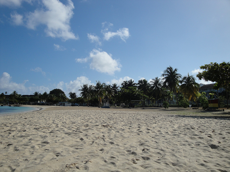 UDC Beach s bielym pieskom