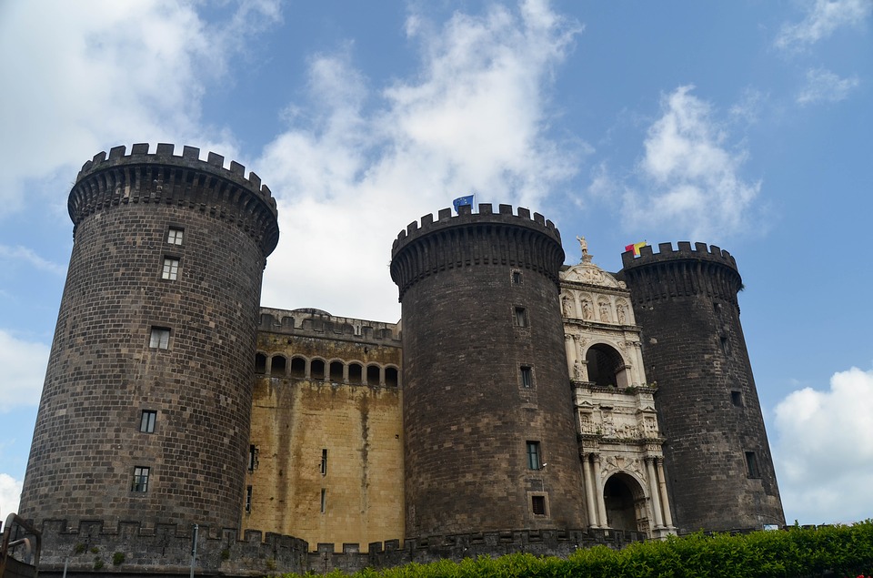 Stredoveký hrad Castel Nuovo v Neapole