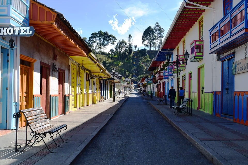 Farebné domčeky v typickom kolumbijskom mestečku Salento, oblasť Quindío