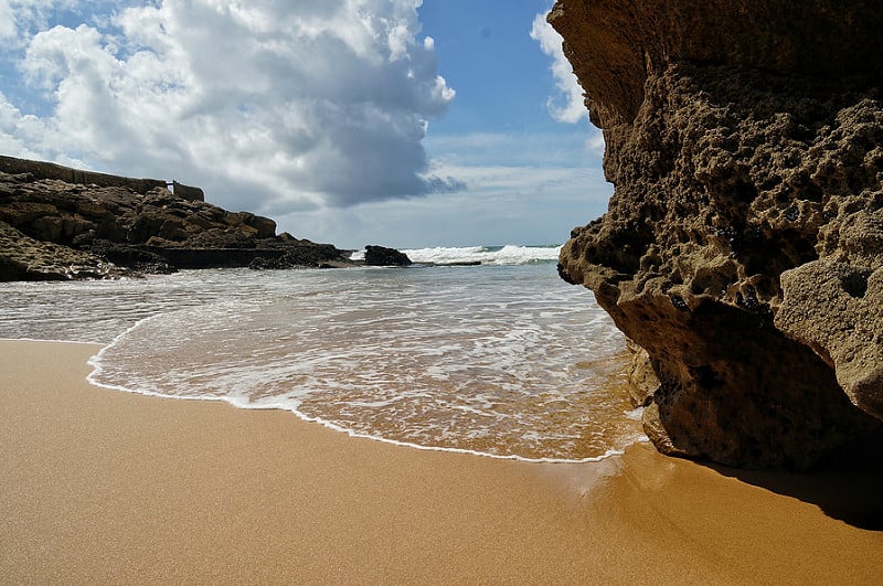 Praia de Guincho s veľk&yacute;mi vlnami