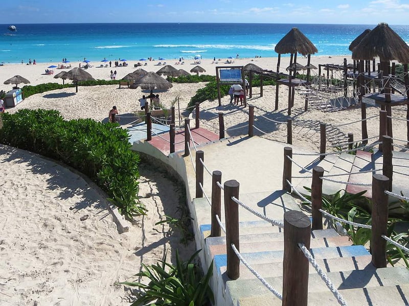 Pokojnejšia pláž Playa Delfines neďaleko Cancúnu