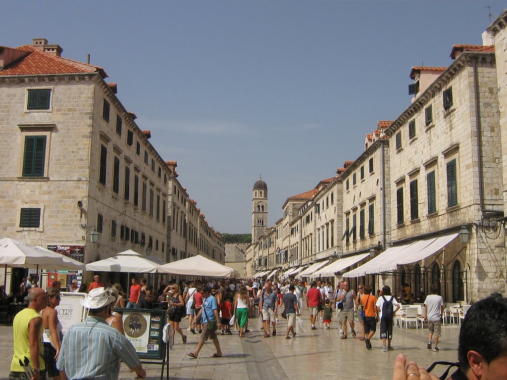 Ulica Stradun spája mestské brány Pile a Ploče