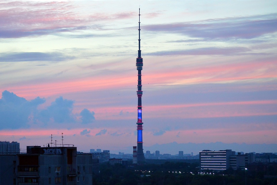 Televízna veža Ostankino na severe Moskvy