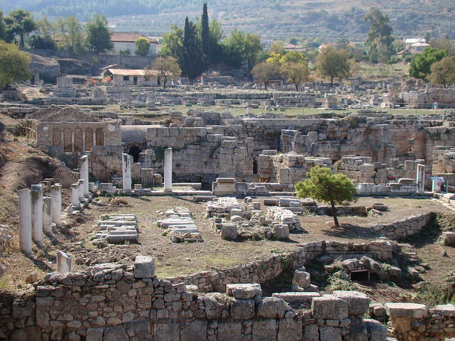 Korint je plný pozostatkov architektúry