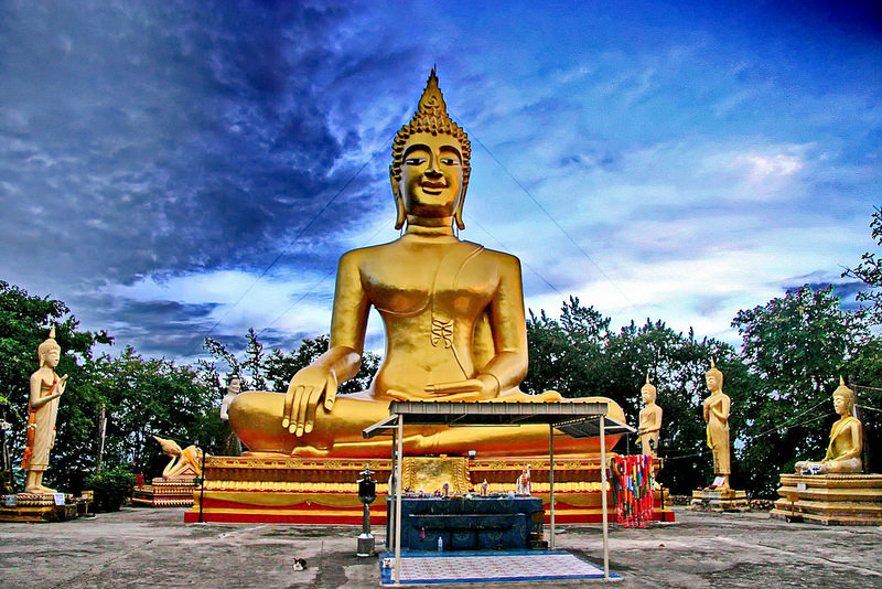 Socha sediaceho Budhu pri chráme Wat Phra Yai