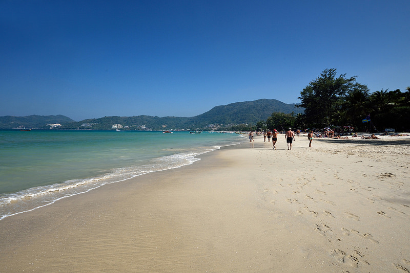 Dlhá piesočnatá pláž Patong Beach