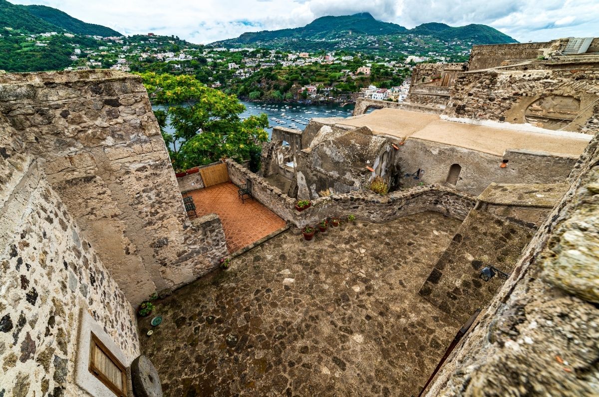 pohľad z aragónskeho hradu na ostrov Ischia