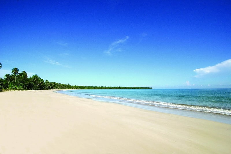 Belavý piesok na Bahia Beach