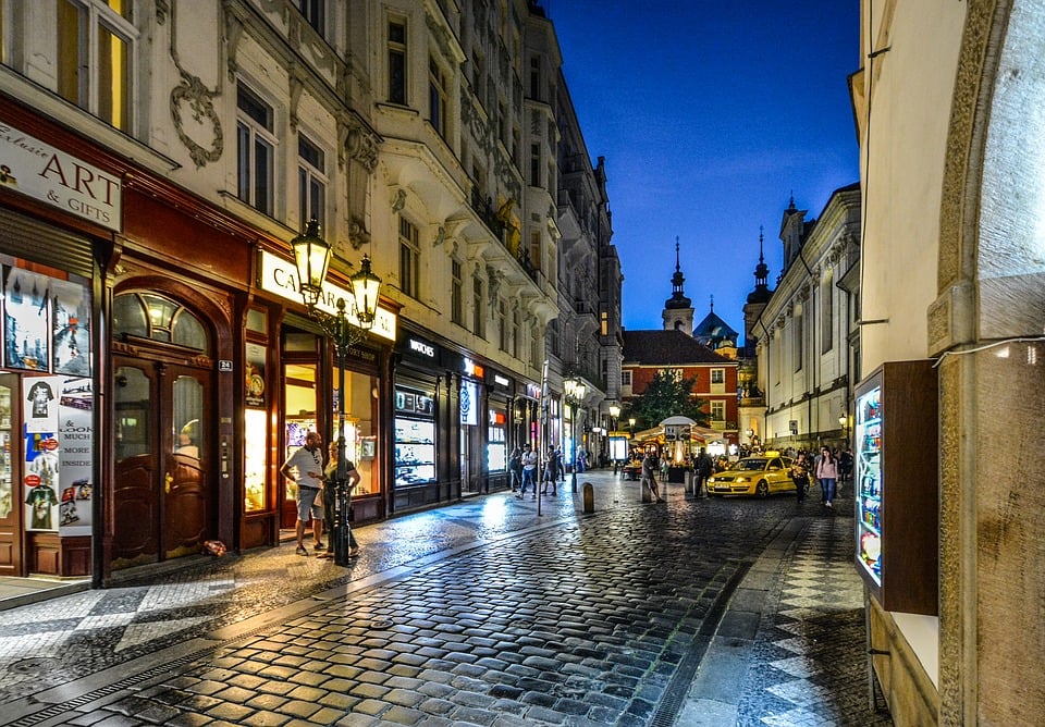Večer v pražských uliciach
