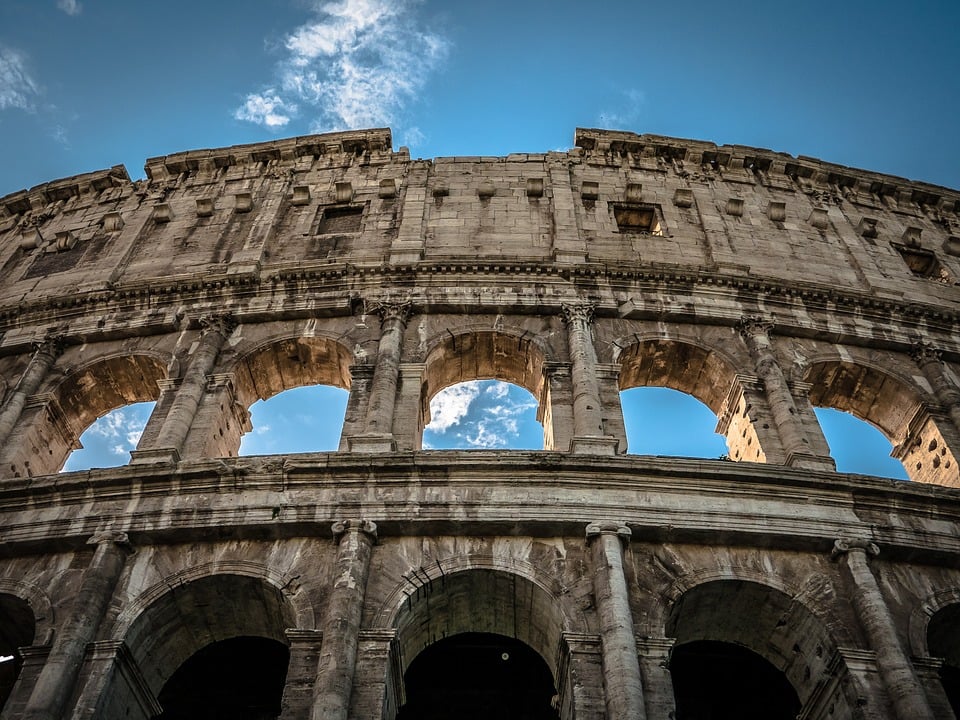 Pohľad na rozľahlú rímsku stavbu Koloseum
