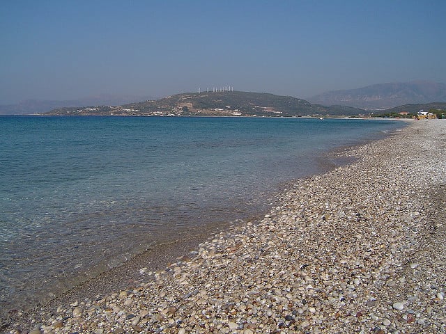 Pokojné more pri pláži Mykali