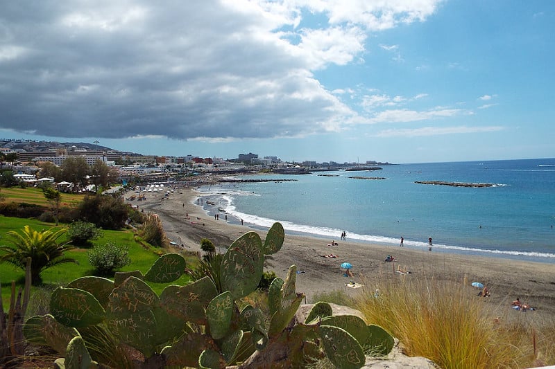 Playa Torviscas nadväzuje na Playa Fañabe